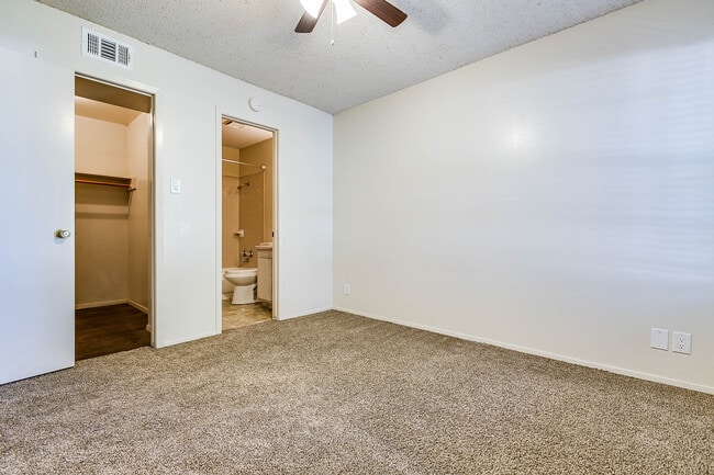 Dormitorio - Stadium Oaks Apartments