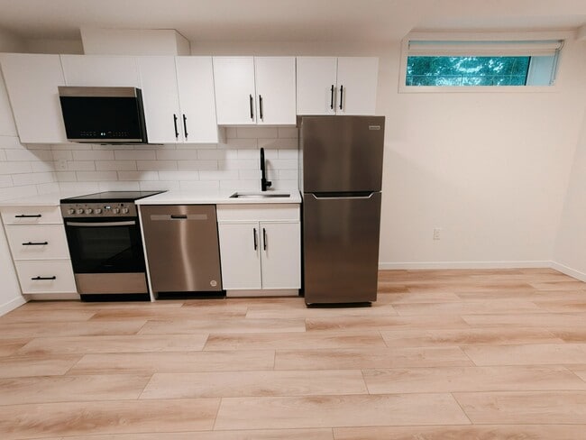 Building Photo - 11635-11688 88 St Unit BSMT 11635