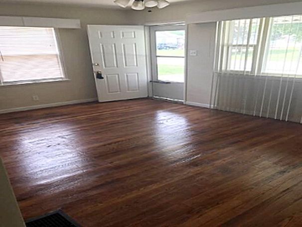 Bright living room w/ hardwood floors - 1652 Humphrey Ave