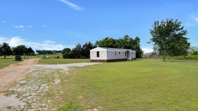 3 Bed 2 Bath- Lone Grove outside city limits! - 3 Bed 2 Bath- Lone Grove outside city limits! House