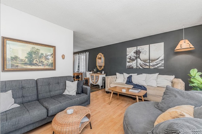 Photo - Spacious 2 Bed, 1 Bath Main Floor Home with Garage (IP638A)