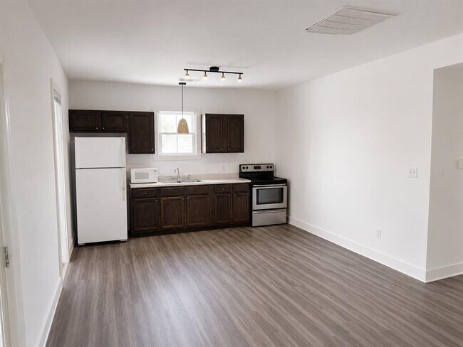 Photo - 1105 W 40th St