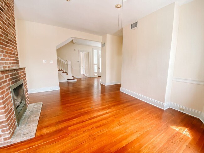 Photo - Gorgeous unit between Prytania and Magazine! Unidad A