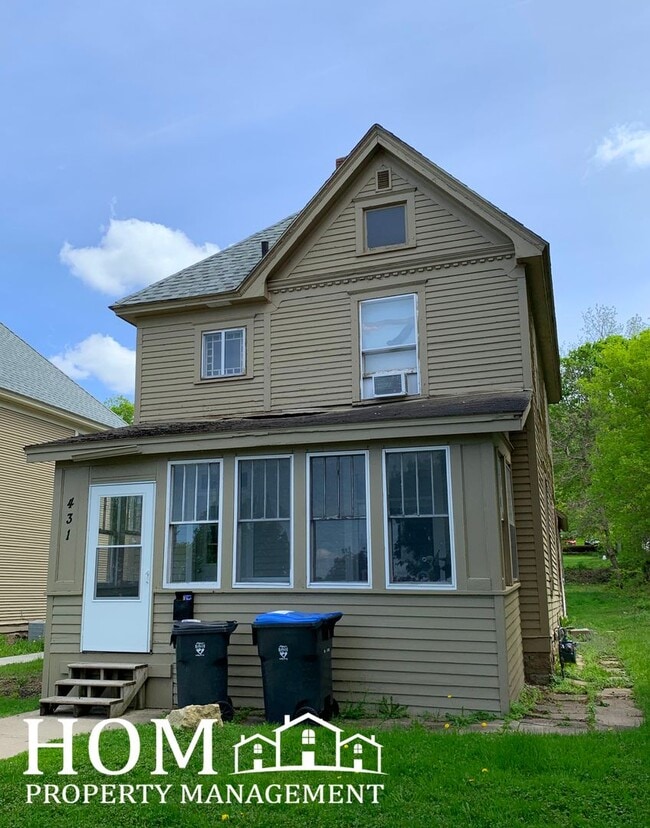 Building Photo - 5BR House Available August 1st