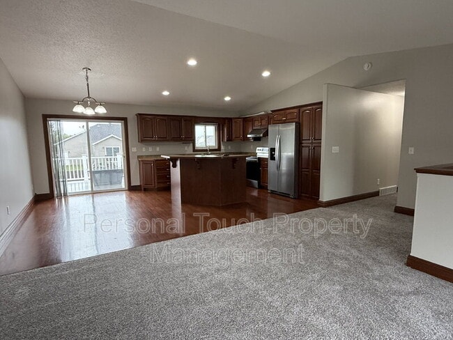 Photo - 3677 Polk St S