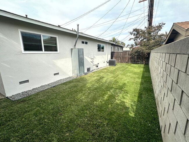 Building Photo - 836 W Olive Ave Unit B Rental