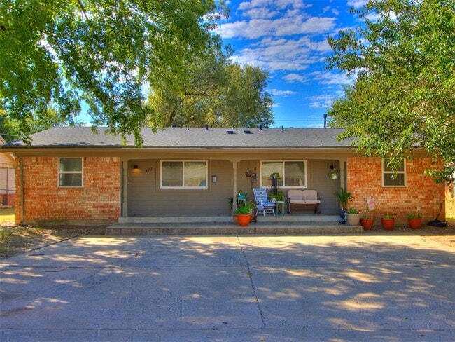 Building Photo - 822 Russell Cir