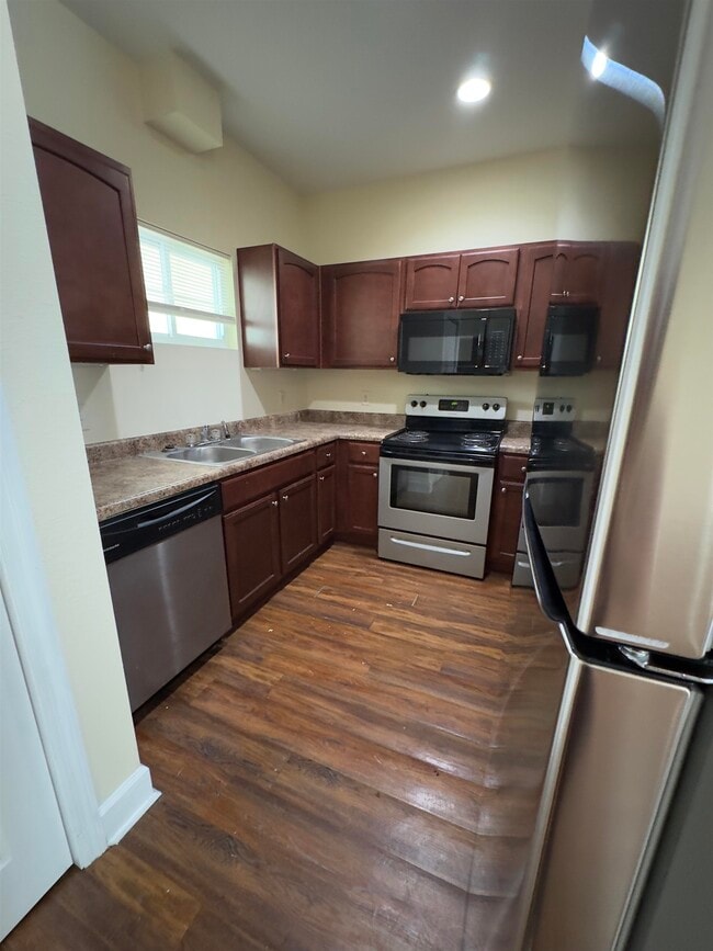 Photo - 1846-2 Belle Vue Way