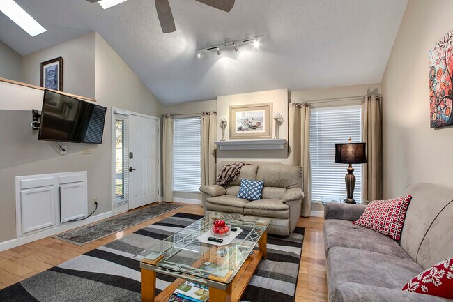 Photo - 308 Chota View Pl