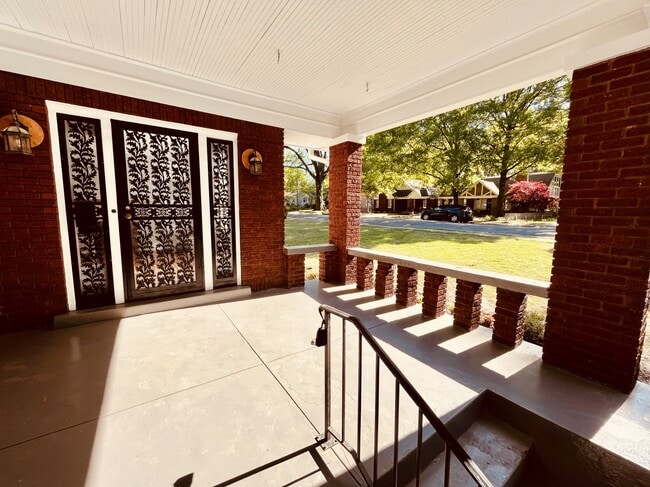 Front Porch - 485 S Reese St