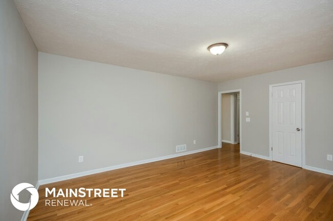 Photo - 2940 Landmark Dr SE