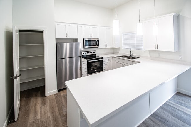 Awesome kitchen layout with pantry