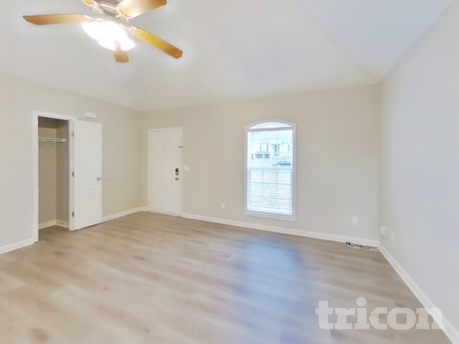 Photo - 414 Niagra Ln