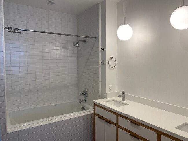Primary bath has two sinks and deep soaked tub - 212 Marine St Unidad 304