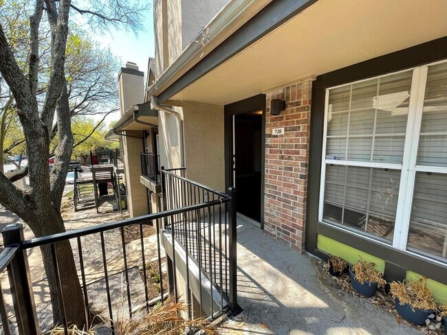 Building Photo - 7685 Northcross Dr Unit 728 Rental