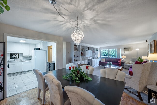 3 habitaciones, 2 habitaciones, 1,550 pies cuadrados, comedor - Montcalm Apartments