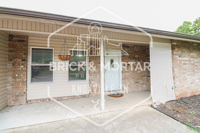 Photo - 1121 Magnet Pl SE