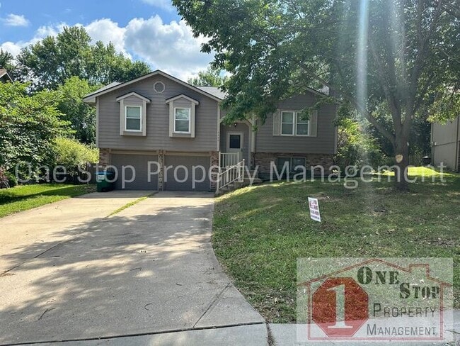 Building Photo - 3 bedroom, 2.5 bathroom home is desirable ...