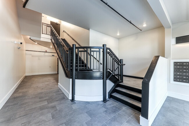 Building Photo - 400 N River St Rental