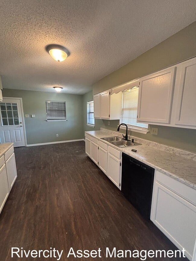 Photo - GORGEOUS 4 bedroom/ 3 bathroom HOME, SPACI...