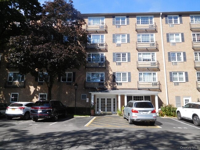 Building Photo - 2 Consulate Dr Unit 4-G