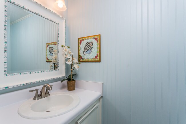 Downstairs medio baño - 1498 Demere Rd