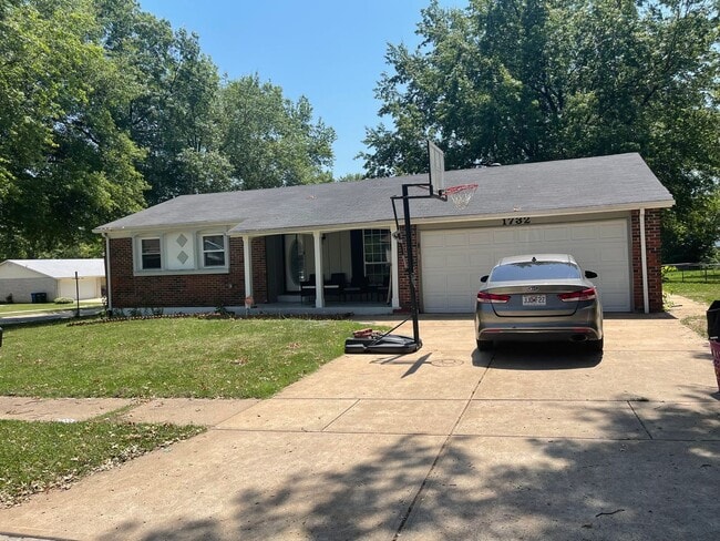 Building Photo - 3 Bed / 3 bath, 2 car garage. Freshly painted, 5 mins from highway 270 and 367. Located in neighb...