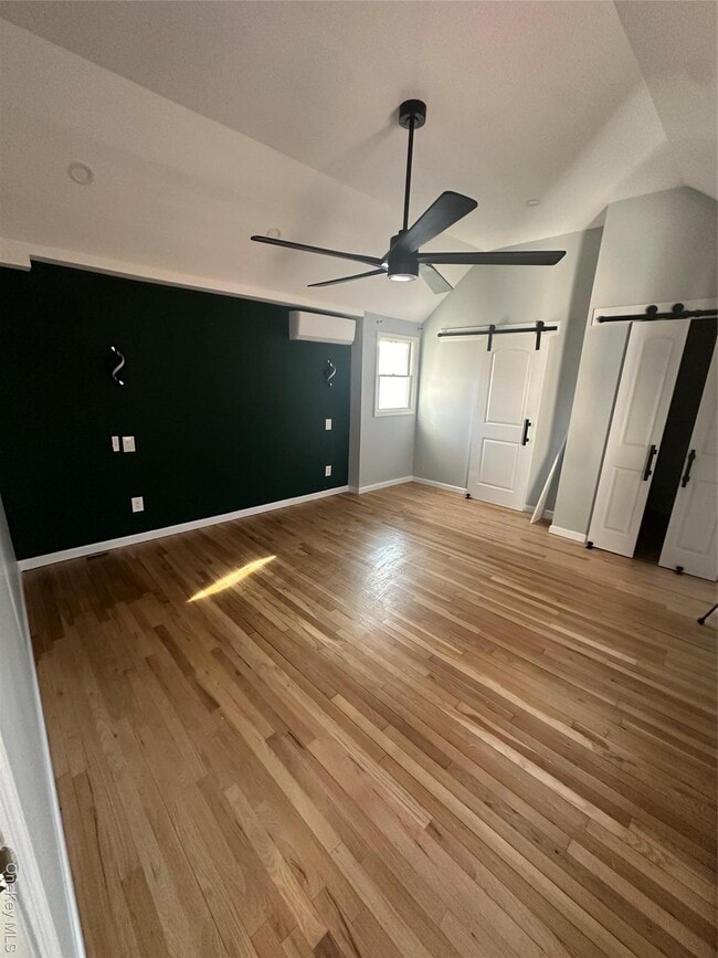 Photo - 290 Woodbury Rd