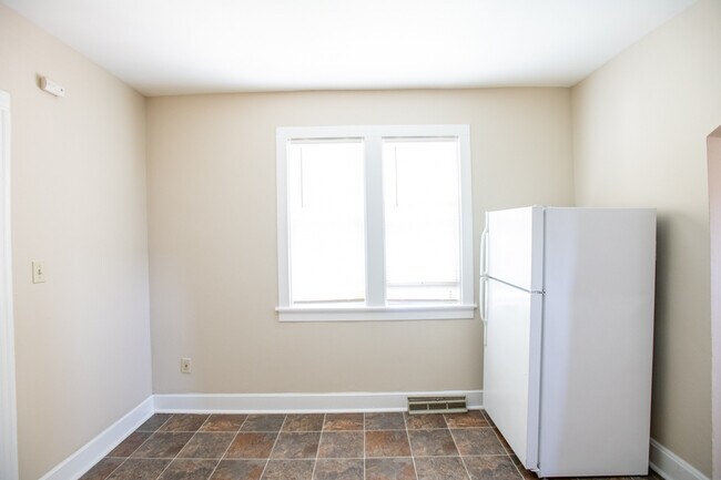 Kitchen - 1022 E Center St