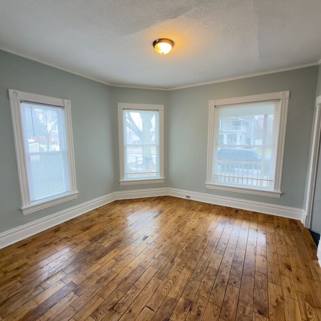 Photo - 1555 Broadway Ave NW