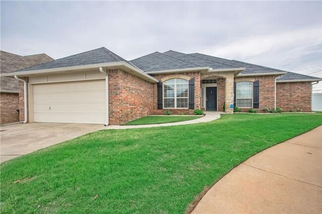 FOR LEASE IN EDMOND! LOCATED IN THE GATED ... - FOR LEASE IN EDMOND! LOCATED IN THE GATED ... House