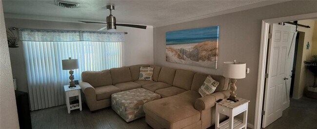 Photo - 824 Devon Rd