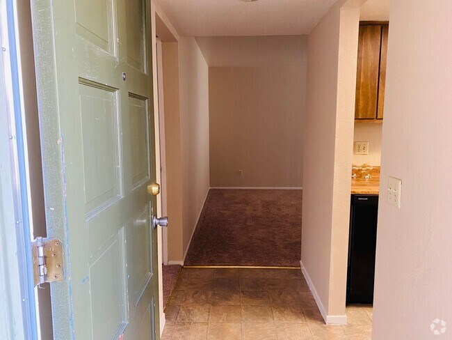 Building Photo - Central Location, Easy Commute Rental