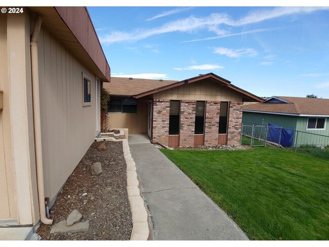 Building Photo - Charming 3 Bedroom Home
