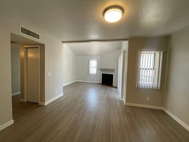 Photo - Lovely 2 Bedroom 2 Bath with Fireplace! Unidad 934 Benton