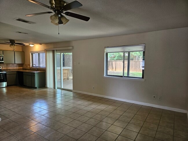 Photo - 611 Dewberry Dr House