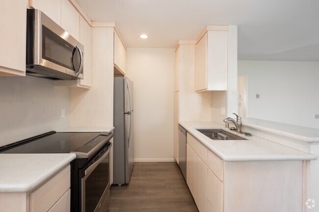 2BR, 2BA - 750SF - Kitchen - 539 Saint Louis Ave