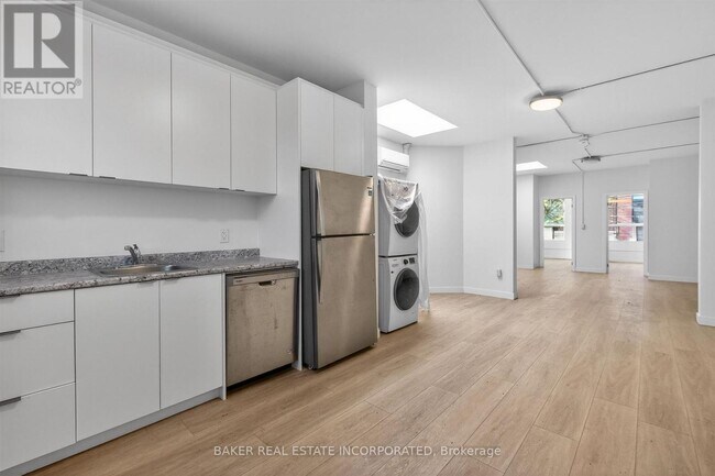 Photo - 922 Queen St E