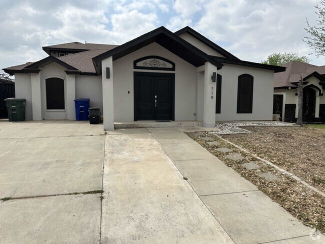 Building Photo - 719 Oleander St Rental