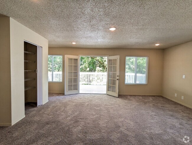 Building Photo - Charming 1 Bedroom Apartment w/ Deck Overl... Unit 3902 APT B