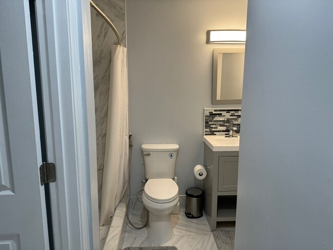 Full Bathroom 1 - 6164 Deer Ridge Trl