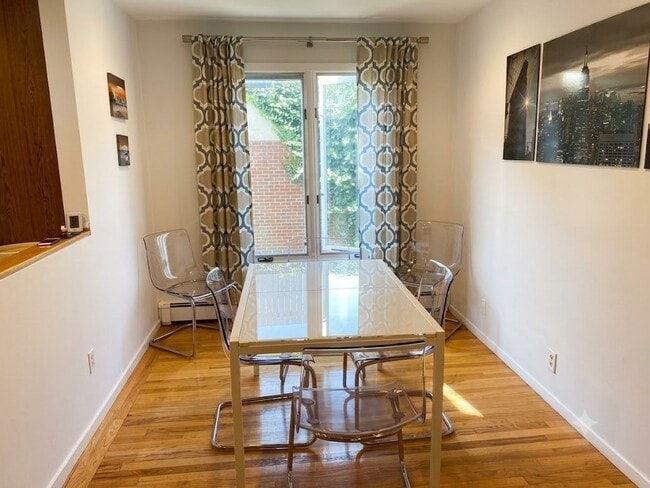 Photo - 208 Charles St