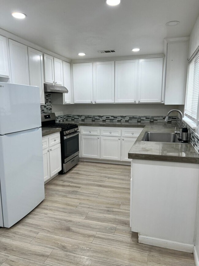 Photo - Large 4bd /2.75 Ba with a fenced front yard