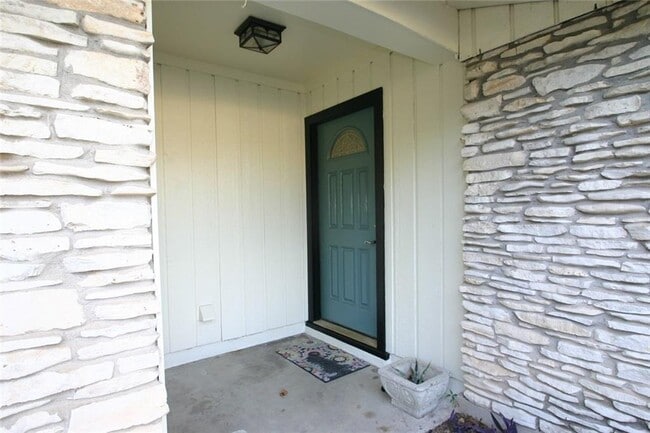 Photo - 6702 Isabelle Dr