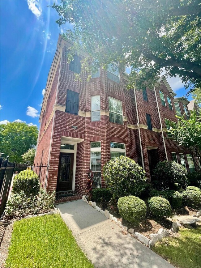 Building Photo - 32 Waugh Dr Unit B