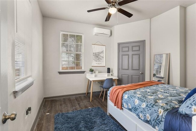 Photo - 1233 S Clark St