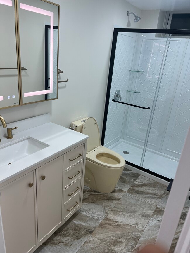 Building Photo - 32 Kathleen Pl Unit 1 Bedroom Basement Appt