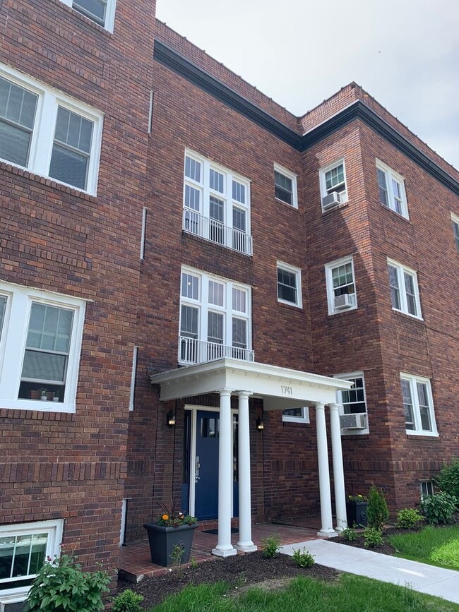 Building Photo - Great Downtown 1 Bedroom Apartment Unit 1741 K St-A1