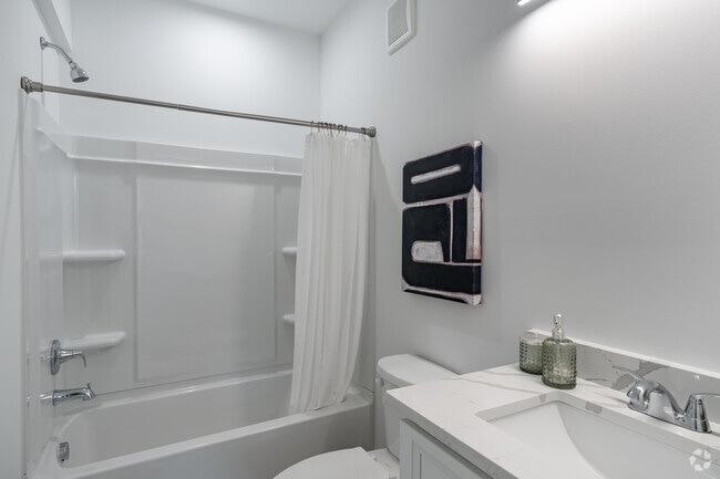 2BA, 2BA - 936SF - The Crest - - Bathroom