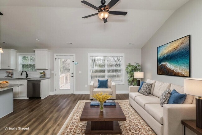 Photo - 528 Hillandale St NE